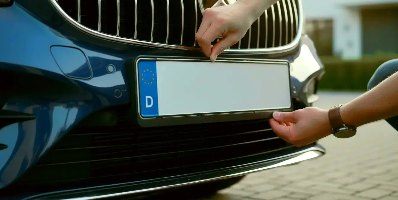 Kennzeichen wird vom Fahrzeug abgenommen (Symbolbild)
