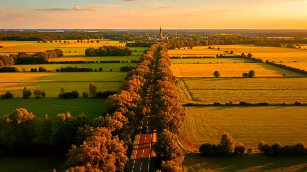 Landstraße im Münsterland aus der Luft (Symbolbild)
